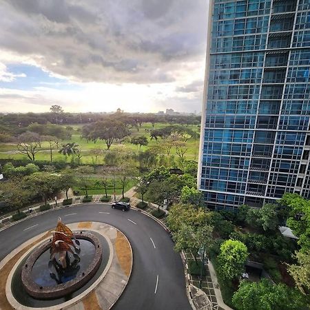 Enjoy Bgc Sunset And Golf Course View 2 Bedroom Loft With 100Mbps Internet Connection Manila Esterno foto
