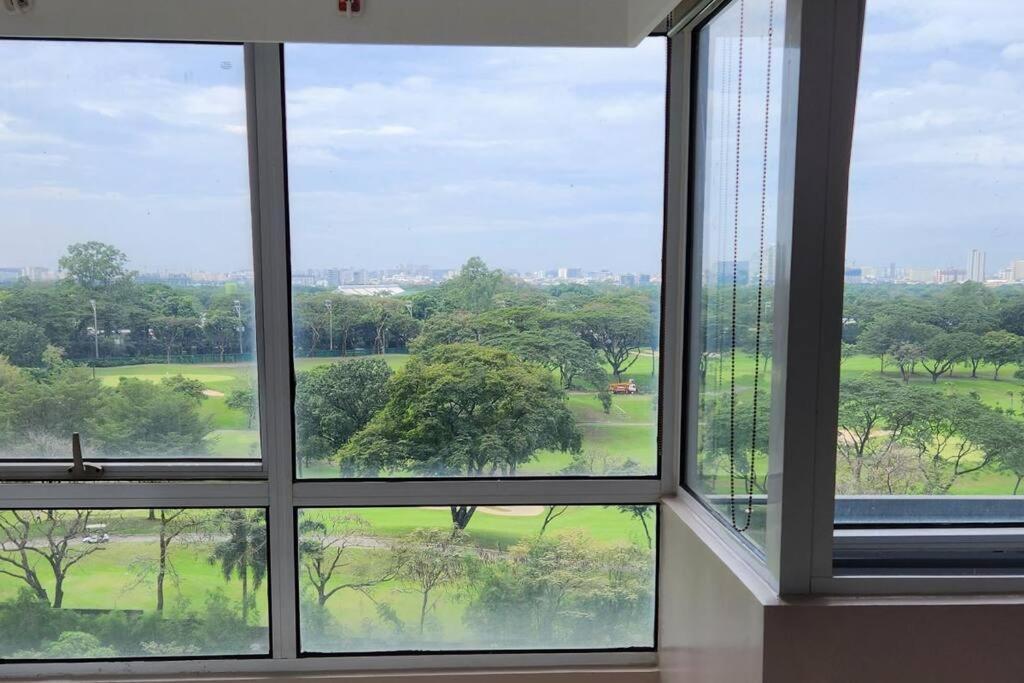 Enjoy Bgc Sunset And Golf Course View 2 Bedroom Loft With 100Mbps Internet Connection Manila Esterno foto