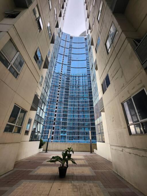Enjoy Bgc Sunset And Golf Course View 2 Bedroom Loft With 100Mbps Internet Connection Manila Esterno foto