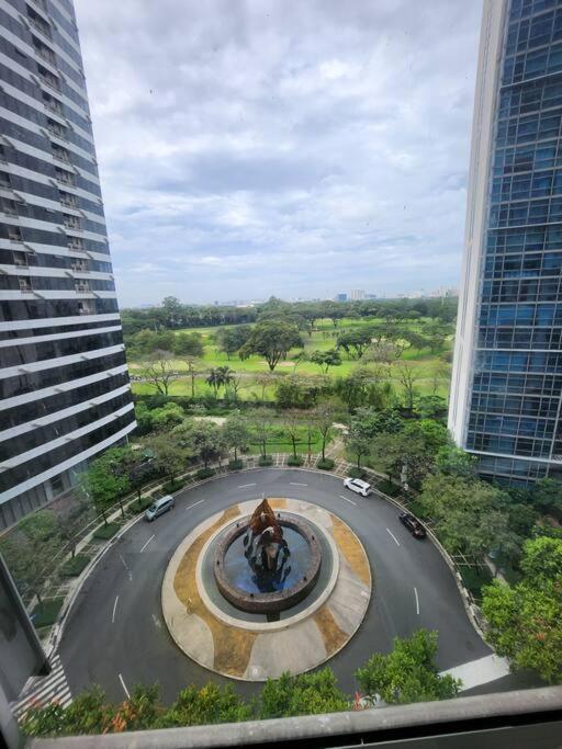 Enjoy Bgc Sunset And Golf Course View 2 Bedroom Loft With 100Mbps Internet Connection Manila Esterno foto