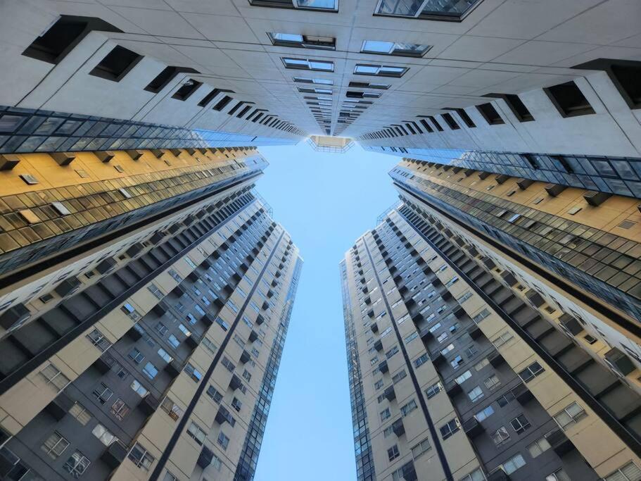 Enjoy Bgc Sunset And Golf Course View 2 Bedroom Loft With 100Mbps Internet Connection Manila Esterno foto