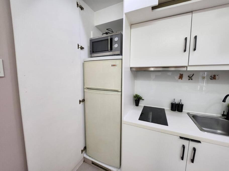 Enjoy Bgc Sunset And Golf Course View 2 Bedroom Loft With 100Mbps Internet Connection Manila Esterno foto