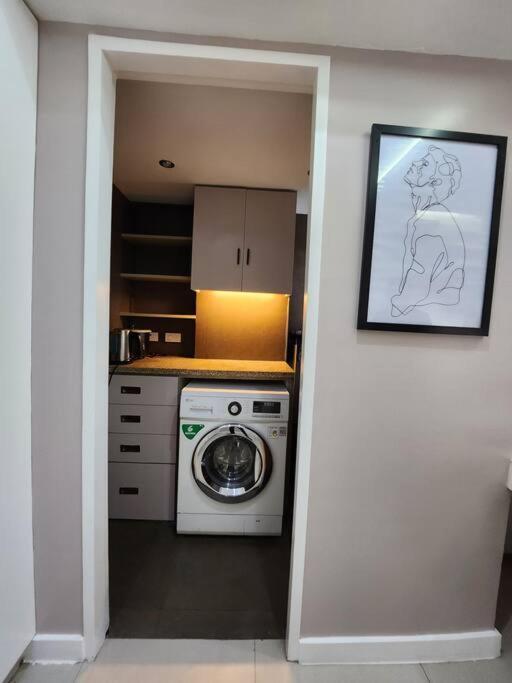 Enjoy Bgc Sunset And Golf Course View 2 Bedroom Loft With 100Mbps Internet Connection Manila Esterno foto