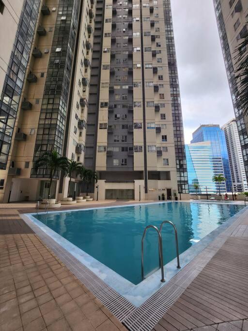 Enjoy Bgc Sunset And Golf Course View 2 Bedroom Loft With 100Mbps Internet Connection Manila Esterno foto